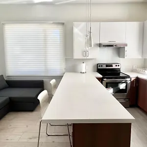 Brand New Modern Laneway House Ferienhaus